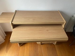 Escritorio de madera con estantes