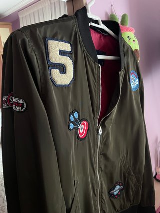 Chaqueta bomber con parches