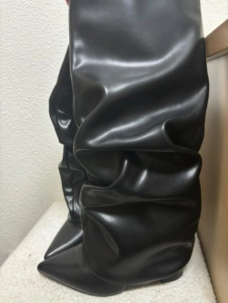 Botas altas negras con hebilla dorada
