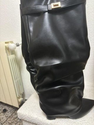 Botas altas negras con hebilla dorada
