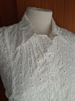 Camisa blanca bordada sin mangas