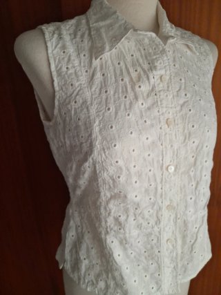 Camisa blanca bordada sin mangas