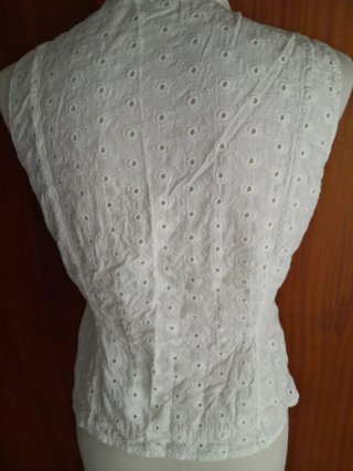 Camisa blanca bordada sin mangas
