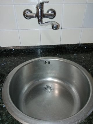Fregadero de cocina metálico y de piedra