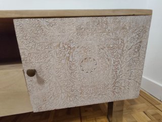 Mueble bajo madera de mango con diseño flores