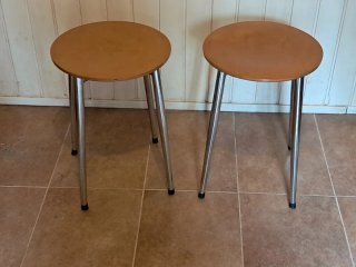 Mesa de cocina con cajon+ 2 sillas + 2 banquetas.
