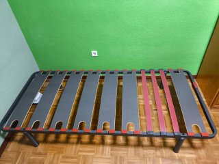 Colchón Pikolin y Somier de patas reforzado.