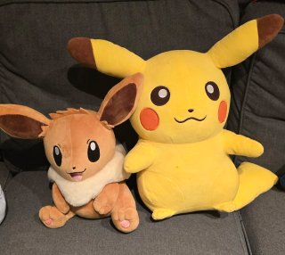 Peluche Pikachu y Eevee Pokémon