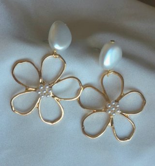 Pendientes flor dorados con perla - Nuevos