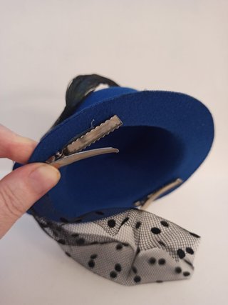 Tocado sombrero azul con flor y velo