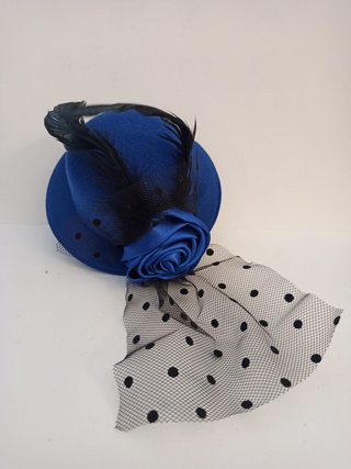 Tocado sombrero azul con flor y velo