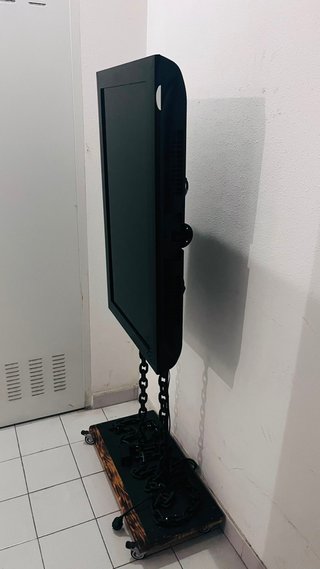 Televisor negro con soporte de cadenas