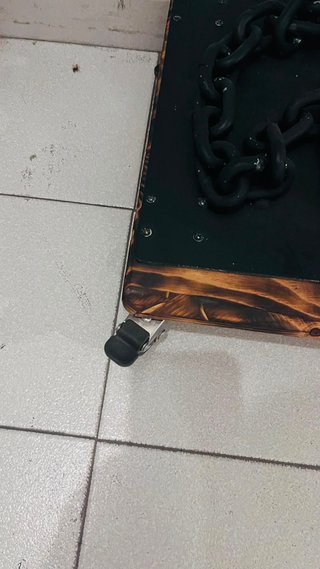Televisor negro con soporte de cadenas