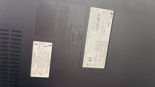 Televisor negro con soporte de cadenas