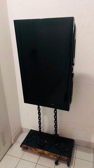 Televisor negro con soporte de cadenas