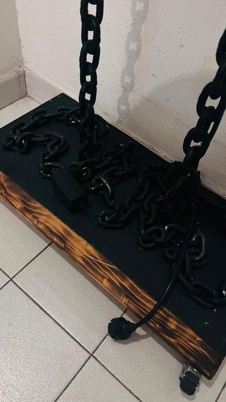 Televisor negro con soporte de cadenas
