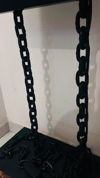 Televisor negro con soporte de cadenas