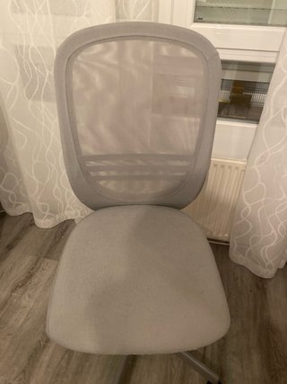 Silla de oficina gris con ruedas