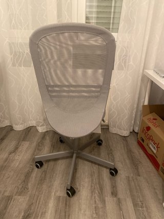 Silla de oficina gris con ruedas