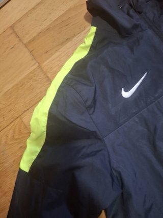 Chaqueta Nike Negra y amarilla