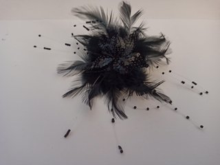 Tocado de plumas y lentejuelas negro