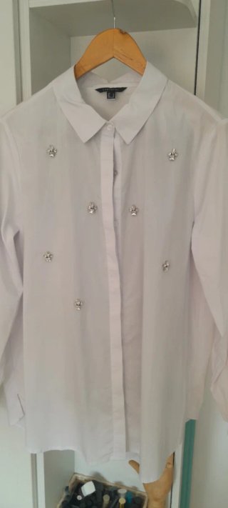 Camisa blanca Cortefiel con pedrería