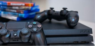 PS4 (PlayStation 4) Negra + 2 Mandos
