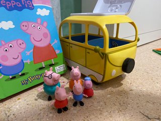 Juguetes y libro Peppa Pig