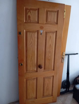 Puerta de madera maciza