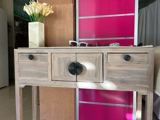 DISPONIBLE. Mueble de entrada de madera maciza