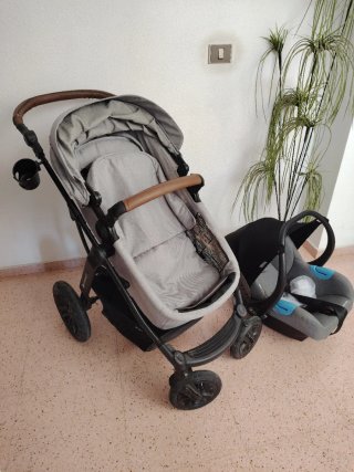Carrito de bebé gris