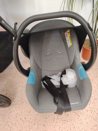 Carrito de bebé gris