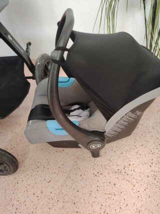Carrito de bebé gris