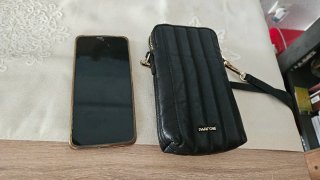 Bolso móvil Parfois negro acolchado
