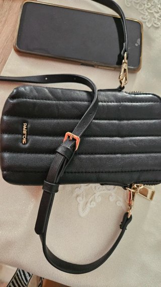 Bolso móvil Parfois negro acolchado