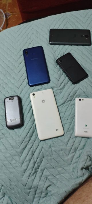 Lote de móviles antiguos sin cargador.