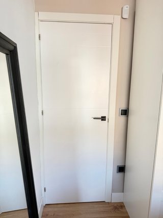 Puerta maciza lacada blanca