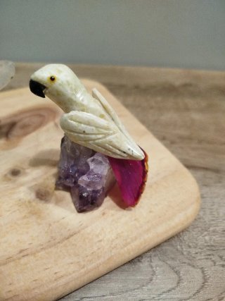 Figuras de loros en piedra y minerales