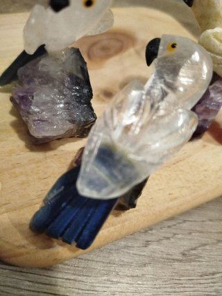 Figuras de loros en piedra y minerales