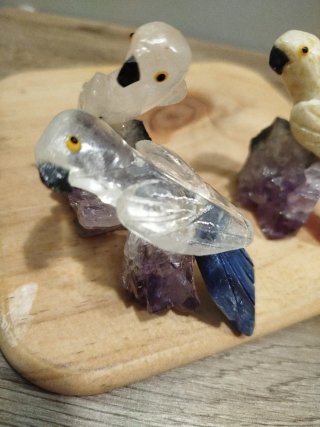 Figuras de loros en piedra y minerales