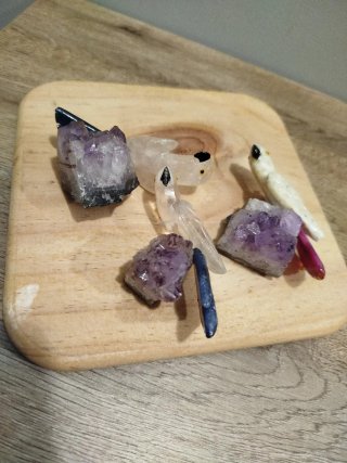 Figuras de loros en piedra y minerales