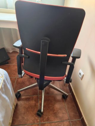 Silla de oficina Stelcase naranja y negra