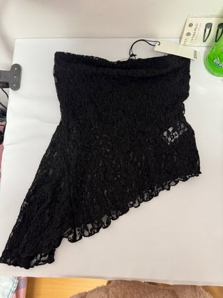 Top Bershka negro encaje asimétrico