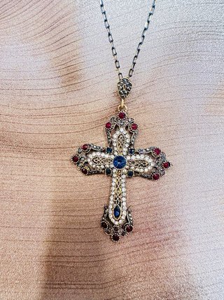Cruz gótica filigrana piedras azul y oro