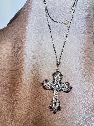 Cruz gótica filigrana piedras azul y oro