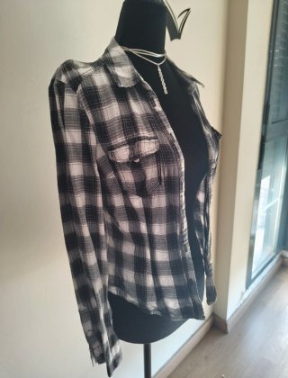 Camisa a cuadros blanca y negra