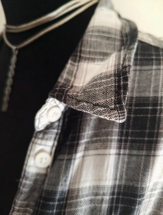Camisa a cuadros blanca y negra