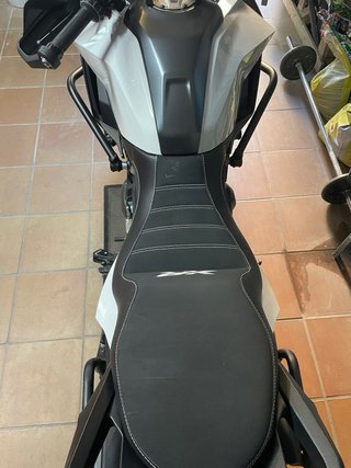 Asiento bajo BMW F900XR tapizado Lolo Pámames