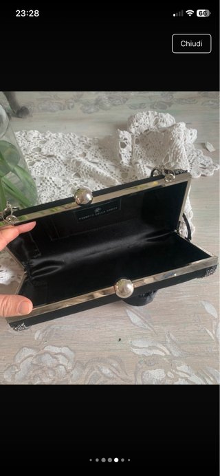 Pochette in raso nera con strass