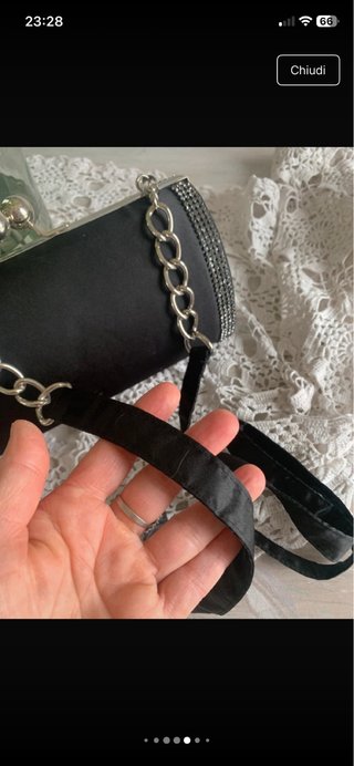 Pochette in raso nera con strass